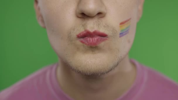 Kamerada dudakları boyalı sakallı bir adam öpüşüyor. Lgbt topluluğu. Transseksüel — Stok video