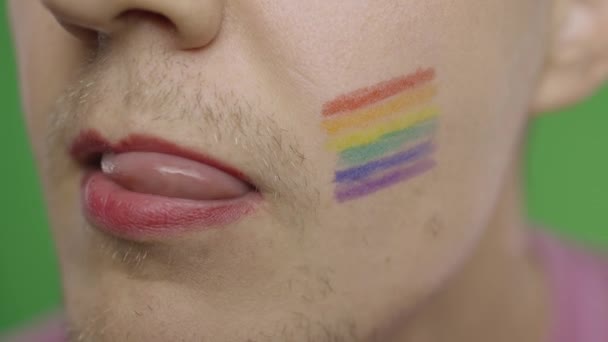 Бородатый мужчина с раскрашенными губами лижет их сексуально. ЛГБТ-сообщество. Транссексуал — стоковое видео