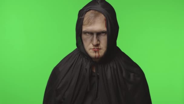 Homme bourreau Halloween maquillage et costume. Un type avec du sang sur le visage — Video