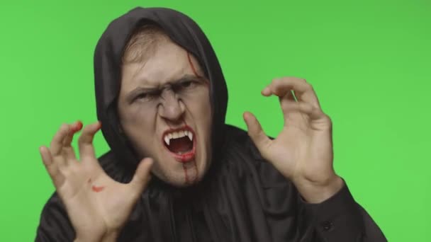 Ember vámpír Halloween smink és jelmez. Vér van az arcán. — Stock videók
