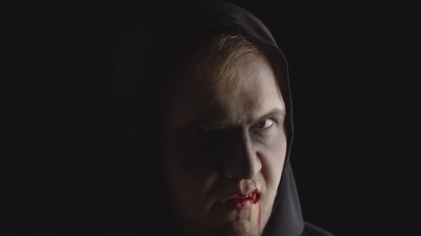 Man vampier Halloween make-up en kostuum. Een man met bloed op zijn gezicht. — Stockvideo