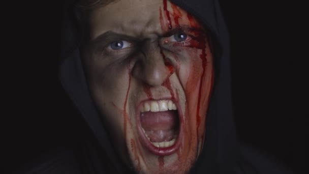 Uomo boia trucco di Halloween e costume. Ragazzo con il sangue sul viso — Video Stock