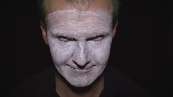 Clown Halloween uomo ritratto. Primo piano di una faccia da pagliaccio malvagio. Trucco viso bianco — Video Stock