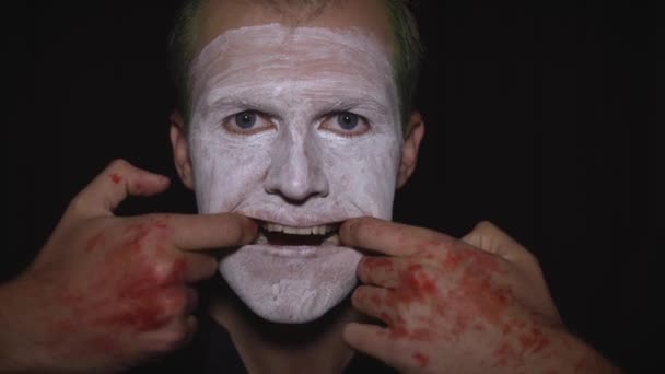 Portrét klauna Halloweena. Detailní záběr tváře zlých klaunů. Bílý make-up obličeje — Stock video