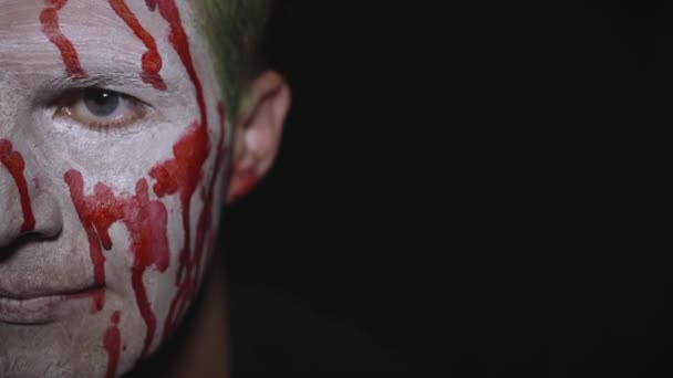 クラウンハロウィン男の肖像画。気味の悪い邪悪なピエロの血の顔白い顔のメイク — ストック動画
