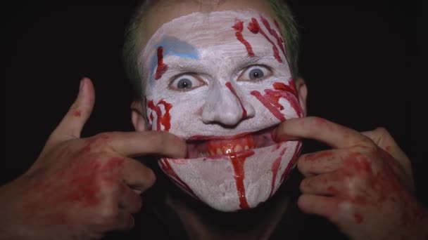 Portrét klauna Halloweena. Strašidelná, zlá klaunská krvavá tvář. Bílý make-up obličeje — Stock video