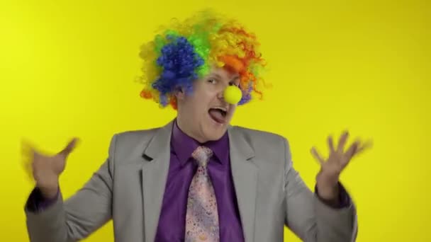 Klaun podnikatel podnikatel tanec, oslavovat, dělat hloupé obličeje v práci — Stock video