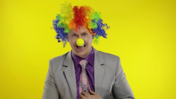 Clown Unternehmer Chef bei der Arbeit. Geld Dollar Bargeld erscheint in den Händen — Stockvideo