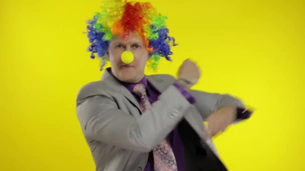 ウィグダンスのクラウンビジネスマン起業家、お祝い、愚かな顔を作る — ストック動画