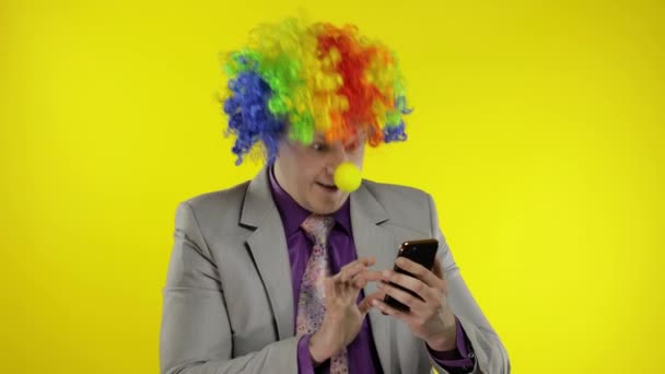 Clown Geschäftsmann Unternehmer mit Perücke erhält Geld bar Einkommen. Online arbeiten — Stockvideo