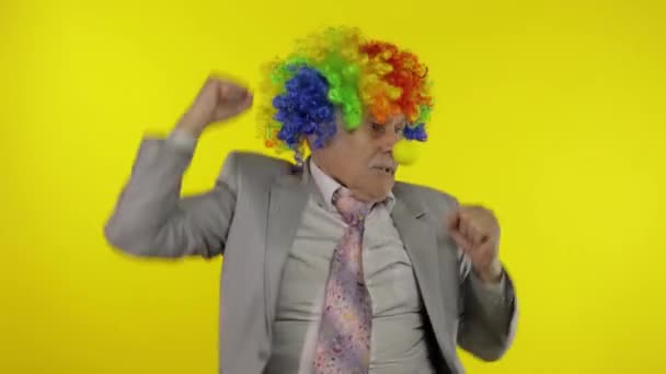 Oudere oude clown zakenman freelancer dansen, vieren overwinning, vermaken — Stockvideo
