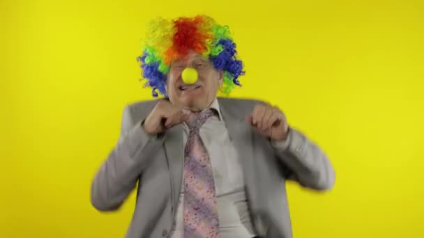 Пожилой клоун бизнесмен-предприниматель танцует, развлекается, получает деньги — стоковое видео