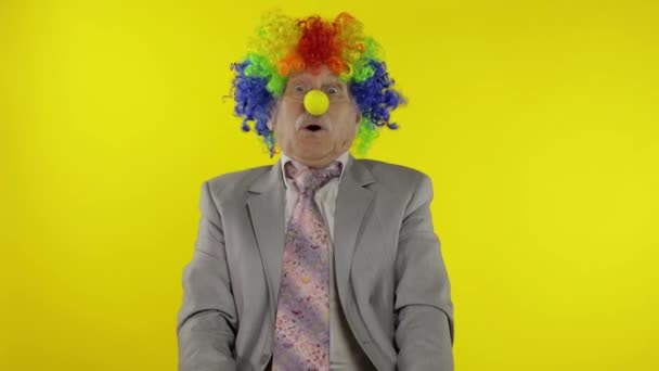 Starszy biznesmen klaun pokazuje żarówkę. Wpadłem na świetny pomysł. — Wideo stockowe