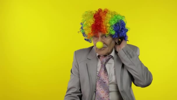 Senior klaun obchodník na volné noze show žárovka. Přišel s skvělým nápadem. — Stock video