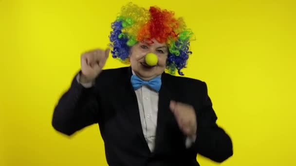 Vecchia clown anziana in parrucca divertirsi, sorridere, ballare, fare facce stupide — Video Stock