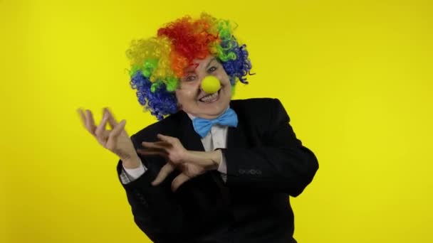 Äldre gumman clown i peruk ha kul, le, dansa, göra dumma ansikten — Stockvideo