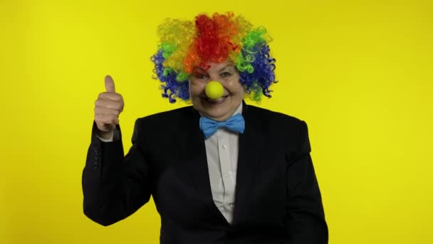 Senior woman clown in wig having fun, smiling, waves her hands, show thumb up — Stock Footage Senior woman clown in wig having fun, smiling, waves her hands, show thumb up Stock Footage