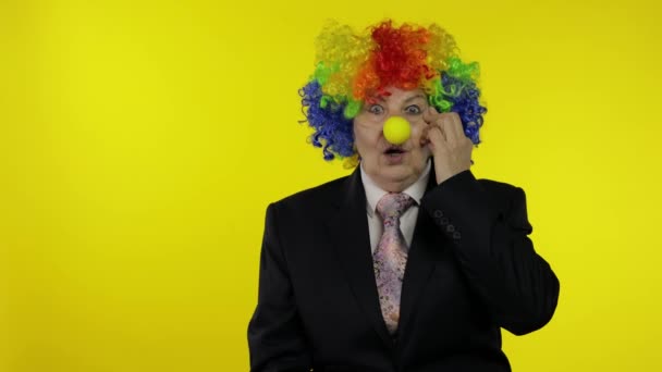 Oudere clown zakenvrouw in pruik tonen gloeilamp. Kwam met een geweldig idee — Stockvideo