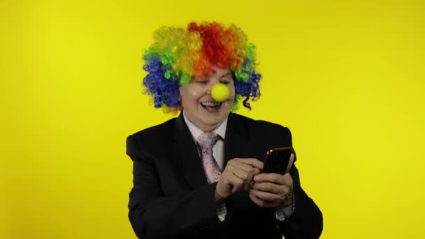 Clown zakenvrouw freelancer ontvangt geld inkomen, terwijl het gebruik van mobiele telefoon — Stockvideo