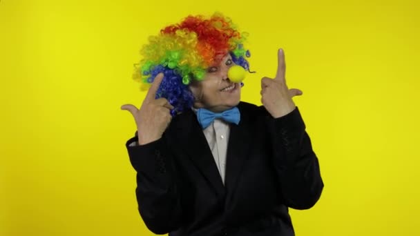 Senior old woman clown in wig having fun, smiling, dancing, making silly faces — Stock Footage Senior old woman clown in wig having fun, smiling, dancing, making silly faces Stock Video