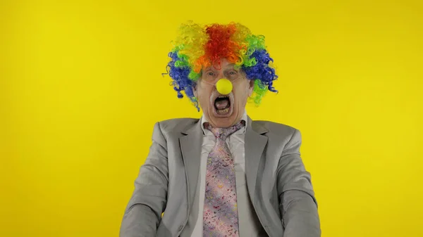 Clown anziano imprenditore capo imprenditore fare facce stupide. Copia spazio — Foto Stock