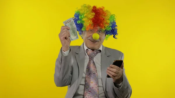 Clown biznesmen freelancer boss otrzymuje dochód podczas korzystania ze smartfona — Zdjęcie stockowe