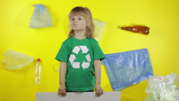 Flickaktivist håller affisch Älska Moder Jord. Naturföroreningar av plast — Stockvideo