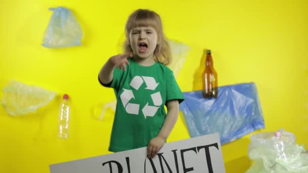 Lány aktivista tartsa fehér poszter bolygónk segítségre van szüksége. Műanyag jellegű szennyezés — Stock videók