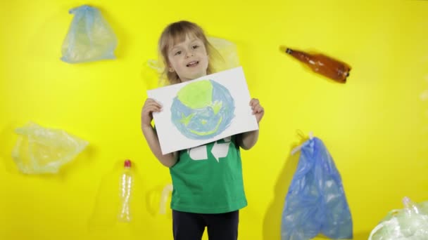 Menina ativista segurando quadro pintado da Terra. Poluição da natureza do lixo plástico. Salvar ecologia — Vídeo de Stock