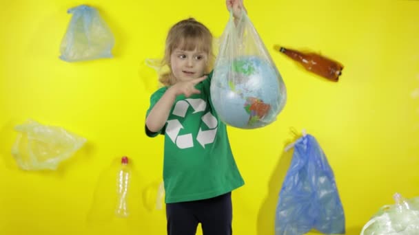 Dívka aktivistka se Zemskou koulí v plastovém obalu. Snížit znečištění přírody. Uložit prostředí ekologie — Stock video