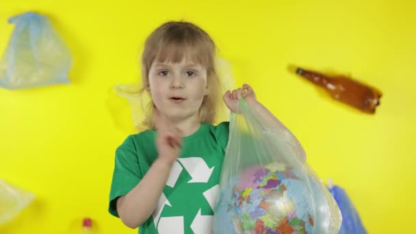 Flickaktivist med jordklotet i plastpaket. Minska föroreningarna av skräp. Spara miljö för ekologi — Stockvideo