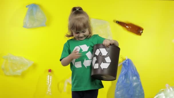 Une activiste collecte des paquets de cellophane et les met dans des poubelles. Poubelle plastique nature pollution — Video