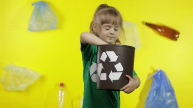 Kız aktivist, selofan paketleri toplayıp çöpe atıyor. Çöp plastik doğa kirliliği