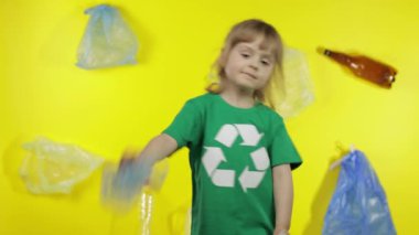 Selofan ve kağıt paketli kız eylemci. Plastik kirliliğini azaltır. Ekoloji ortamını kaydet