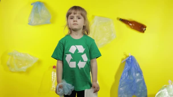 Chica activista con paquetes de celofán y papel. Reducir la contaminación plástica. Salvar el medio ambiente ecológico — Vídeo de stock