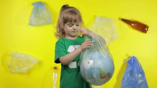 Девушка-активистка освобождает земной шар от пластиковой упаковки. Сокращение загрязнения мусора. Сохранить экологию — стоковое видео