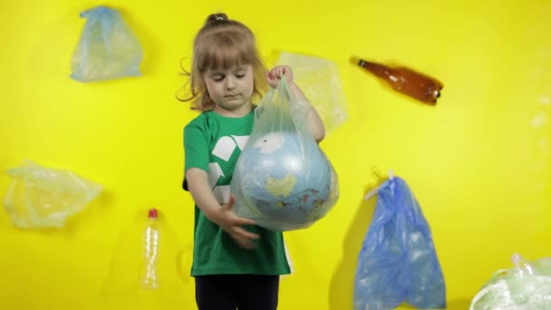 Ativista menina faz globo Terra livre de pacote de plástico. Reduzir a poluição do lixo. Salvar ecologia — Vídeo de Stock