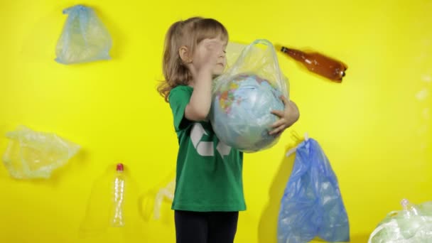A női aktivista megszabadítja a Földet a műanyag csomagoktól. Csökkentse a szemetet. Az ökológia megőrzése — Stock videók