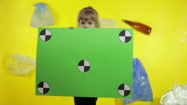 Flickaktivist med kromnyckel affisch med spårningspunkter. Föroreningar av plast — Stockvideo
