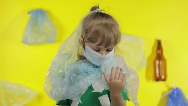 Ativista menina livre de pacotes de plástico em seu pescoço e cabeça. Poluição plástica. Salvar ecologia — Vídeo de Stock