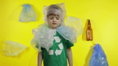 Boynunda ve kafasında plastik paketler olan gönüllü bir kız. Plastik kirliliğini azaltır. Ekolojiyi kaydet