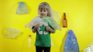 Boynunda ve kafasında plastik paketler olmayan kız aktivist. Plastik kirliliği. Ekolojiyi kaydet