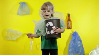 Boynunda ve kafasında plastik paketler olmayan kız aktivist. Plastik kirliliği. Ekolojiyi kaydet