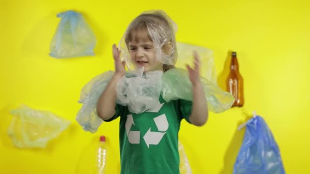 Dívka aktivistka uvolnit z plastových balíčků na krku a hlavě. Znečištění plastů. Uložit ekologii — Stock video