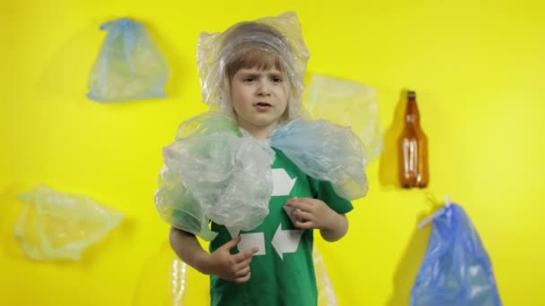 Ativista menina livre de pacotes de plástico em seu pescoço e cabeça. Poluição plástica. Salvar ecologia — Vídeo de Stock