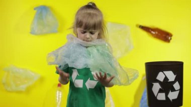 Boynunda ve kafasında plastik paketler olmayan kız aktivist. Plastik kirliliği. Ekolojiyi kaydet
