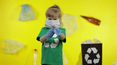 Boynunda ve kafasında plastik paketler olmayan kız aktivist. Plastik kirliliği. Ekolojiyi kaydet