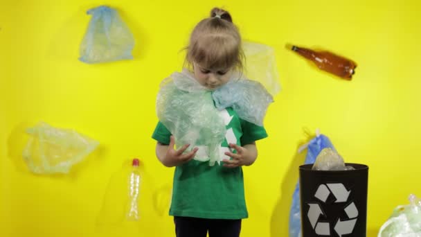 Chica activista libre de paquetes de plástico en su cuello y cabeza. Contaminación plástica. Guardar la ecología — Vídeos de Stock