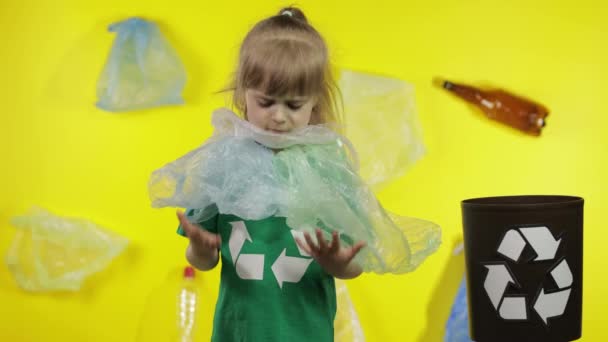 Meisjesactivist bevrijd van plastic pakjes in haar nek en hoofd. Plastic vervuiling. Bewaar ecologie — Stockvideo