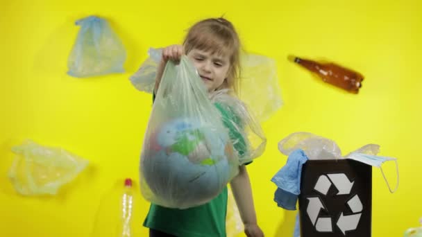 Aktivistin in Zellophanverpackungen am Hals. Verringerung der Plastikverschmutzung auf der Erde. Ökologie retten — Stockvideo